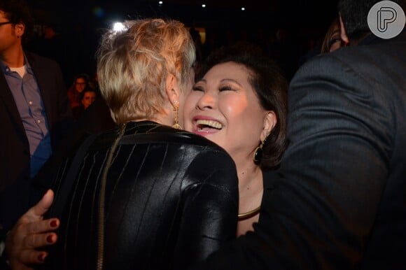 Xuxa Meneghel também se encontrou com dona Kika Sato, mãe de Sabrina Sato, na estreia VIP de 'Os Dez Mandamentos - O Musical'