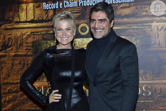 Xuxa e o namorado, Junno Andrade, posaram juntos na estreia VIP de 'Os Dez Mandamentos - O Musical'