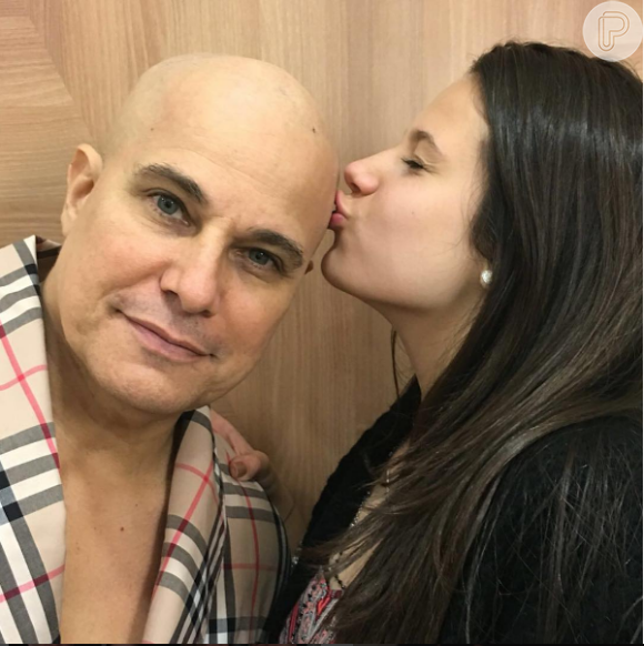 Edson Celulari teve a careca beijada pela filha, Sophia, fruto de seu casamento com Claudia Raia
