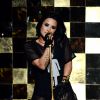 Demi Lovato costumava brincar nas redes sociais quando algo inusitado acontecia nos seus shows, como quando caiu no palco
