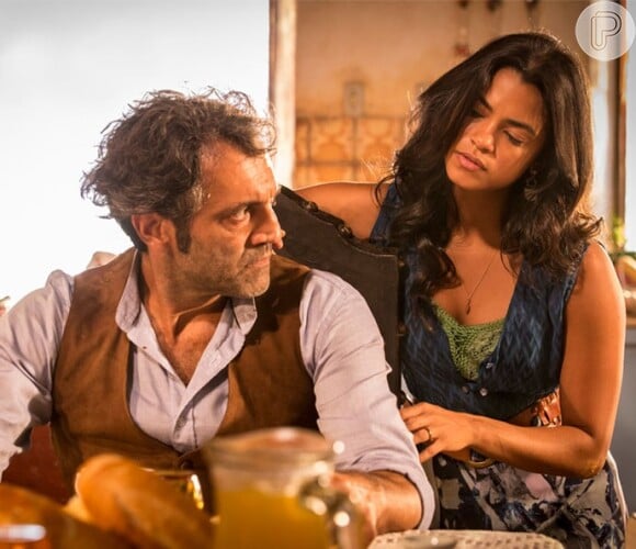 Santo (Domingos Montagner) conta primeiro para Luzia (Lucy Alves) que é pai de Miguel (Gabriel Leone) e ela finge que não sabia de nada, na novela 'Velho Chico'