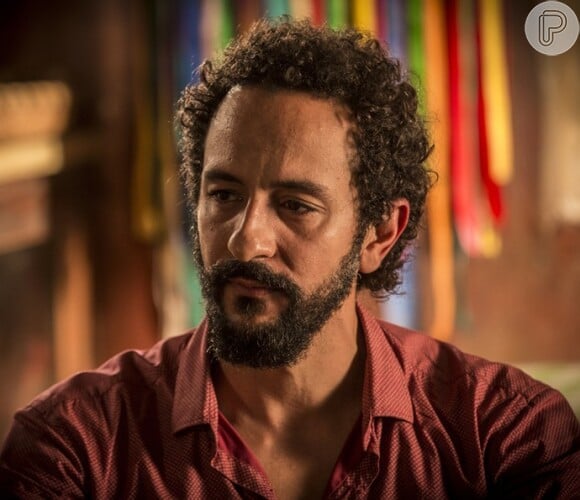 Bento (Irandhir Santos) se revolta ao ver Miguel (Gabriel Leone) na fazenda e diz que não se mistura com Saruê, na novela 'Velho Chico'