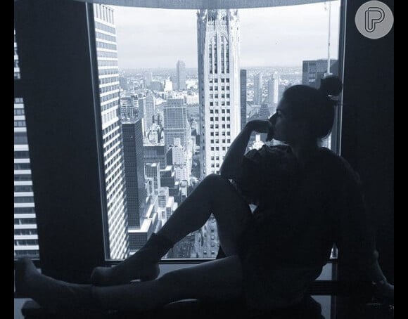 Durante o período que ficou em Nova York, Isis Valverde posou mostrando a vista de seu apartamento