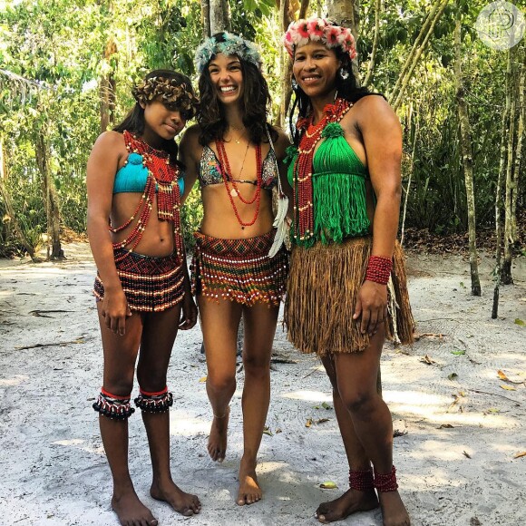 Isis Valverde visitou Trancoso, na Bahia, e posou com a índias locais