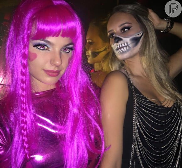 Isis Valverde se clicou uma fantasia cor de rosa no Halloween, em Nova York