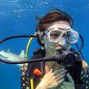 Isis Valverde adora viajar: ela mergulhou com tubarões em Bahamas e mostrou o momento na web