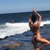 Isis Valverde exibe boa forma ao fazer pose de yoga na praia