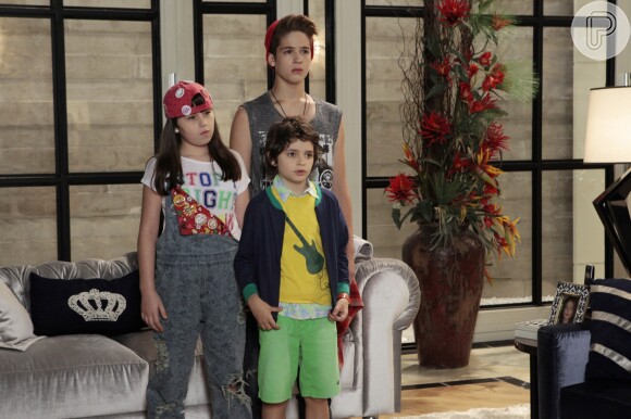 Julia (Bia Jordão), Joaquim (João Guilherme) e Felipe (Kevin Vechiatto) juntam suas roupas para se mudarem na novela 'Cúmplices de um Resgate'