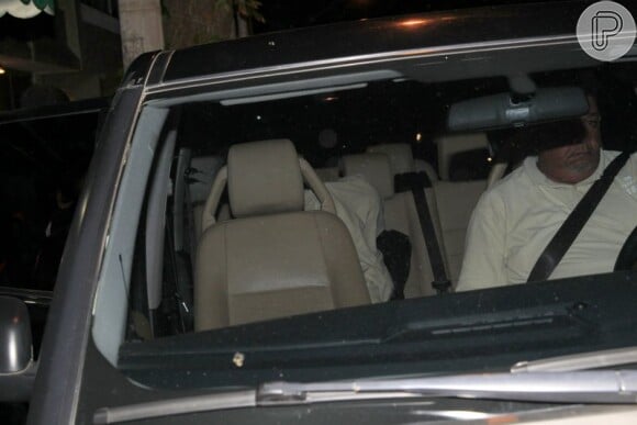 Justin Bieber permaneceu enrolado no lençol dentro do carro