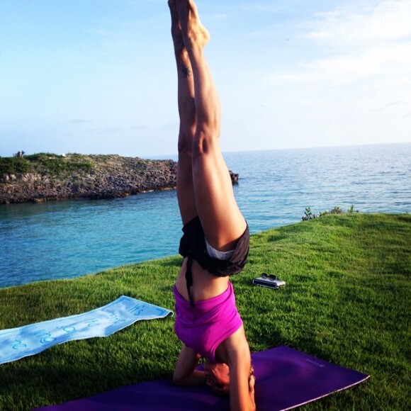 Joana Prado também aposta em yoga para manter a boa forma aos 40 anos
