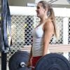 Aos 40 anos, Joana Prado mantém o corpo sarado com treinos pesados na academia