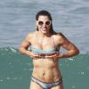 Em 2013, aos 37 anos, Joana Prado curtiu praia no Rio e mostrou boa forma de biquíni