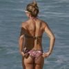 Em 2013, aos 37 anos, Joana Prado curtiu praia no Rio e mostrou boa forma ao lado do marido, Vitor Belfort
