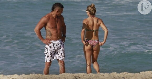 Em 2013, aos 37 anos, Joana Prado curtiu praia no Rio e mostrou boa forma ao lado do marido, Vitor Belfort