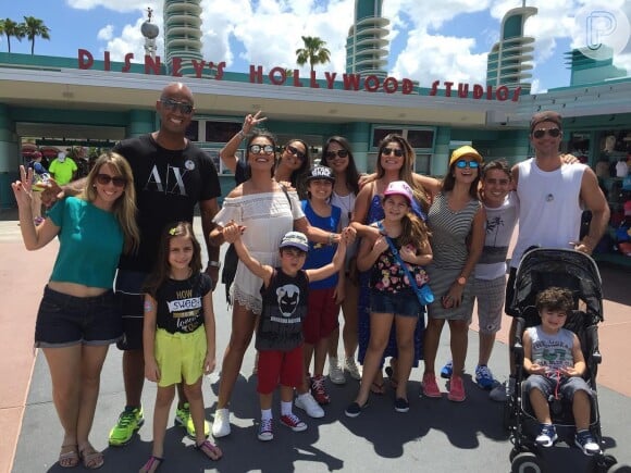 No primeiro dia de viagem, Juliana Paes visitou um dos parques temáticos da Disney acompanhada de sua família, irmãos e sobrinhos