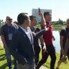Cristiano Ronaldo fica irritado com jornalista e lança microfone na água nesta quarta-feira, dia 22 de junho de 2016