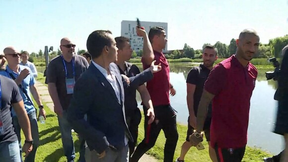 Cristiano Ronaldo fica irritado com jornalista e lança microfone na água. Vídeo!