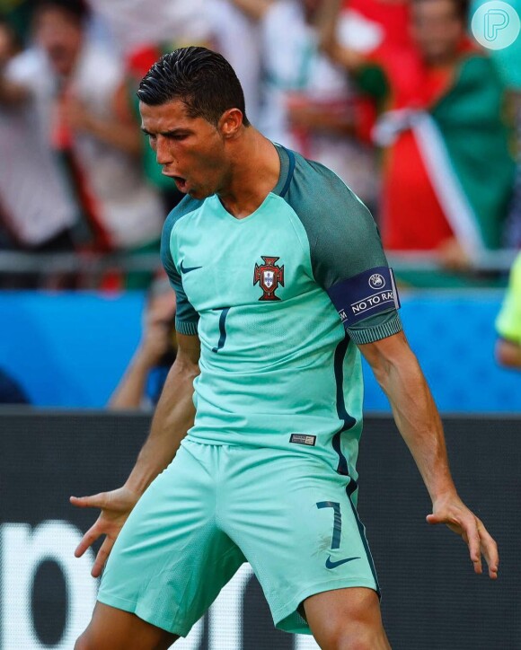 Cristiano Ronaldo comemora gol de Portugal em jogo com a Hungria nesta quarta (22)
