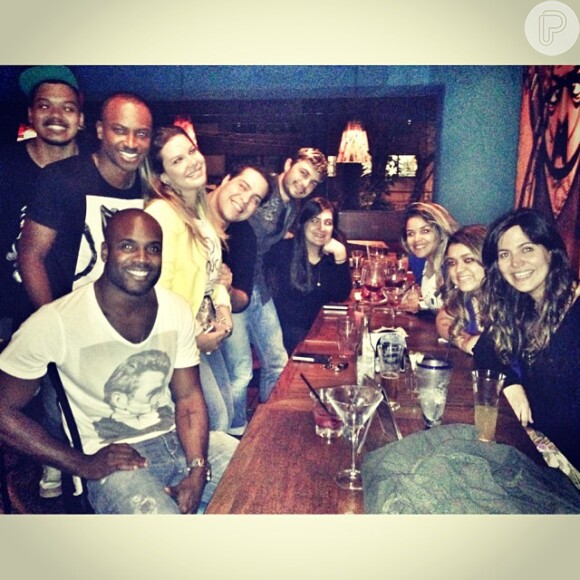 Após o espetáculo, Thiaguinho, Fernanda Souza, Preta Gil e alguns amigos sairam para um jantar de comemoração