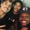 Neymar e Gabriel Medina se divertem em bar de Thiaguinho, em São Paulo, nesta quarta-feira, 22 de junho de 2016