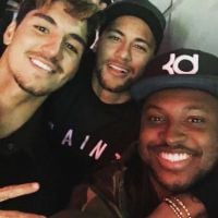 Neymar e Gabriel Medina se divertem em bar de Thiaguinho em SP: 'Não pode parar'