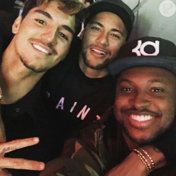 Neymar e Gabriel Medina se divertem em bar de Thiaguinho, em São Paulo, nesta quarta-feira, 22 de junho de 2016