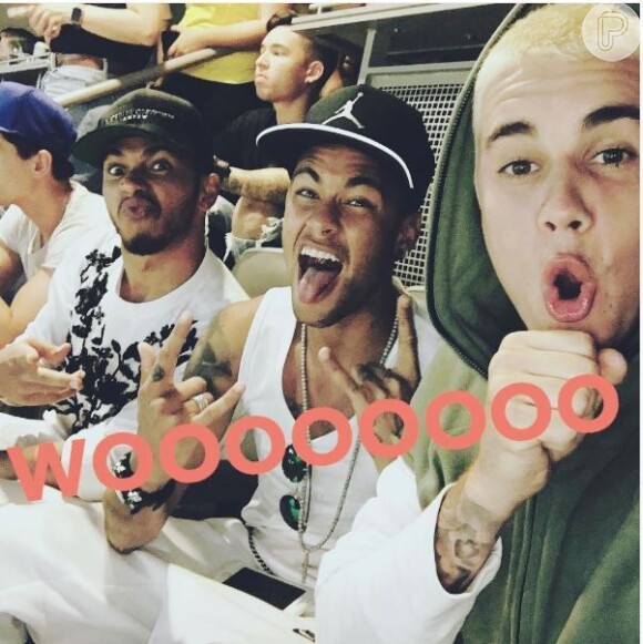 O jogador está aproveitando as suas férias do Barcelona. Antes de vir para o Brasil, Neymar contratou os serviços de um 'amigo' das celebridades para conhecer Justin Bieber e Lewis Hamilton
