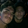 O jogador e o surfista cantaram os maiores sucessos do amigo Thiaguinho e deixaram registrado em seus perfis do Snapchat
