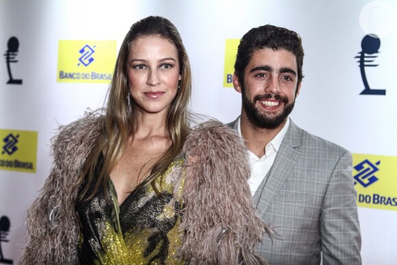 Luana Piovani chegou acompanhada do marido, Pedro Scooby, no 27° Prêmio da Música Brasileira
