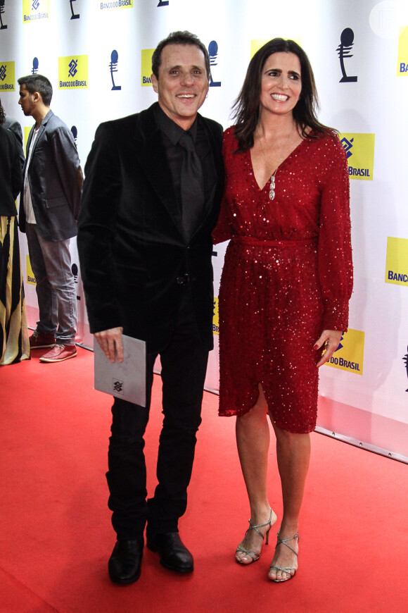 Para o 27° Prêmio da Música Brasileira, Malu Mader apostou em um vestido vermelho repleto de brilho e fenda na parte central do look. A atriz de 'Haja Coração' chegou acompanhada do marido, Tony Bellotto, com quem está casada desde 1990