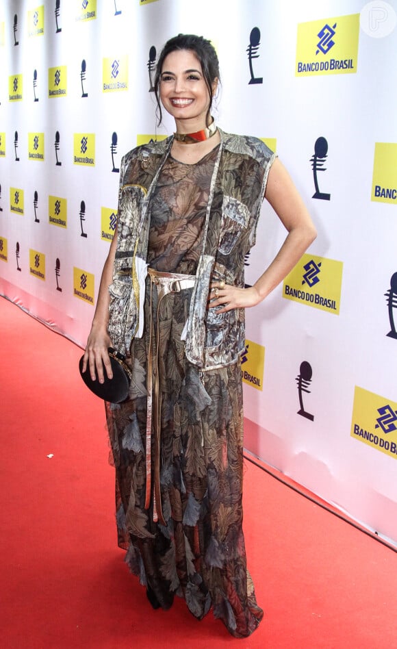 Emanuelle Araújo apostou em um vestido estampado com transparência para o 27° Prêmio da Música Brasileira