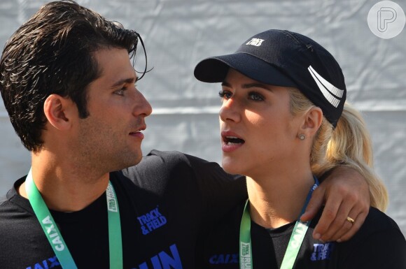 Bruno Gagliasso e Giovanna Ewbank conversam após corrida