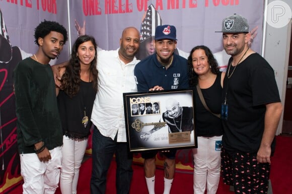 Chris Brown é acusado de agredir empresário Mike G - à direita, de boné - com socos, em maio deste ano