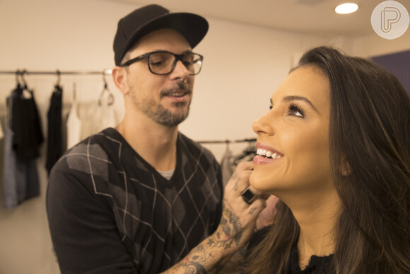 Mariana Rios é maquiada por Ricardo dos Anjos nos bastidores de camoanha publicitária