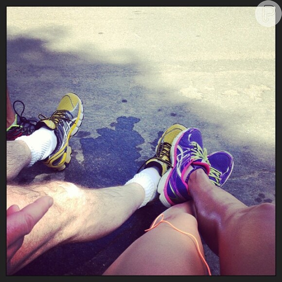 Flavia Sampaio mostrou em seu Instagram que também gosta de se exercitar ao lado do marido, Eike Batista. 'Hora de correr com o meu amor. Entrando em forma juntos', legendou