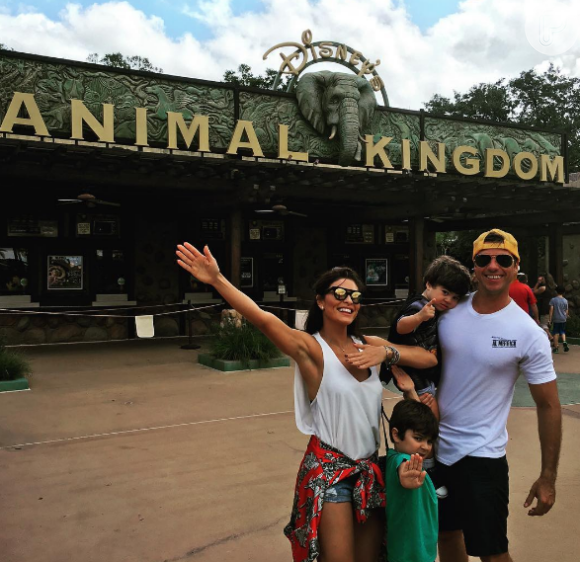 Juliana Paes está curtindo suas merecidas férias ao lado de sua família em Orlando, nos Estados Unidos