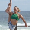 Talento olímpico: Daniele Hypolito mostra flexibilidade e boa forma na praia