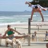 Daniele Hypolito e o irmão, Diego, mostram flexibilidade e boa forma na praia, no Rio de Janeiro, nesta sexta-feira, 24 de junho de 2016