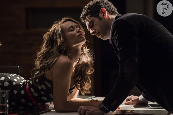Beto (João Baldasserini) diz a Tancinha (Mariana Ximenes) que sonha em beijá-la todos os dias, na novela 'Haja Coração'