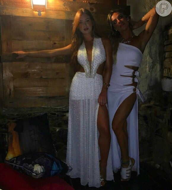 Marina Ruy Barbosa ousou na noite de ano novo com vestido branco Agilità com fenda, decote e transparências