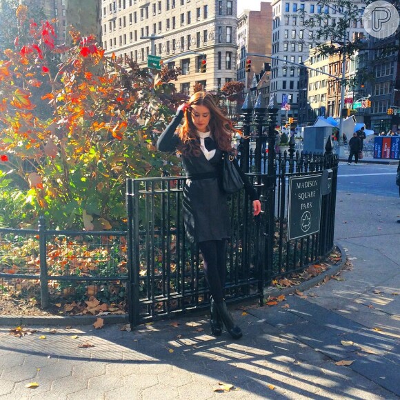 No frio do outono de Nova York, Marina Ruy Barbosa usou tons escuros para compor look