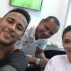 Neymar posa com o pai e Lais Souza antes de colocar as lentes