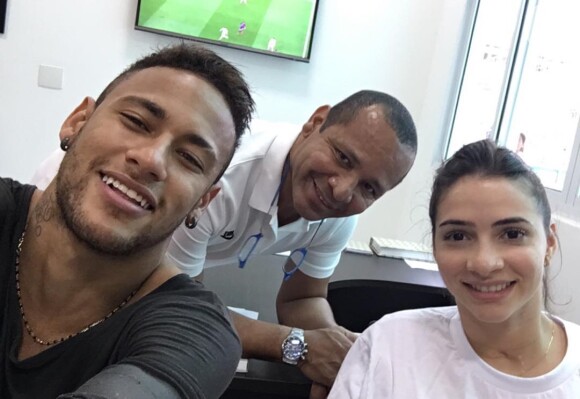 Neymar posa com o pai e Lais Souza antes de colocar as lentes