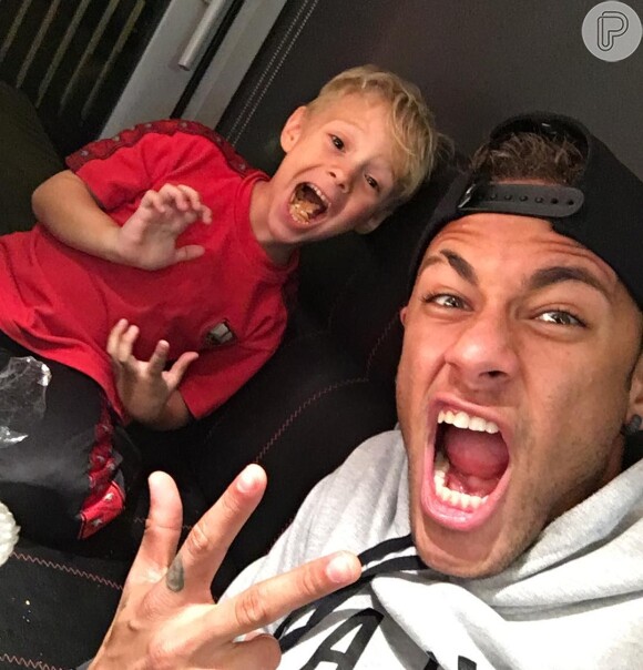 Neymar tinha o sorriso irregular, como se nota na foto dele ao lado do filho, Davi Lucca