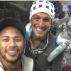 O dentista Rafael Puglisi mostrou o novo sorriso de Neymar, com lentes de contato, no Instagram