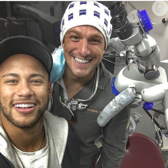 O dentista Rafael Puglisi mostrou o novo sorriso de Neymar, com lentes de contato, no Instagram