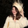 Isabella Fiorentino brincou com um chapéu de palha ao chegar na Festa Junina promovida pelo empresário Dinho Diniz