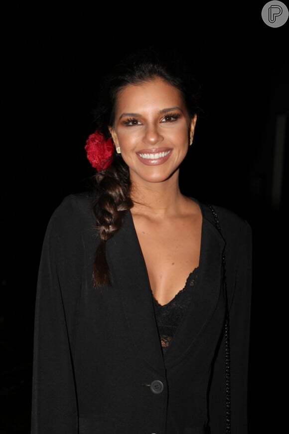 Mariana Rios dispensou o look tradicional para prestigiar a Festa Junina promovida pelo empresário Dinho Diniz