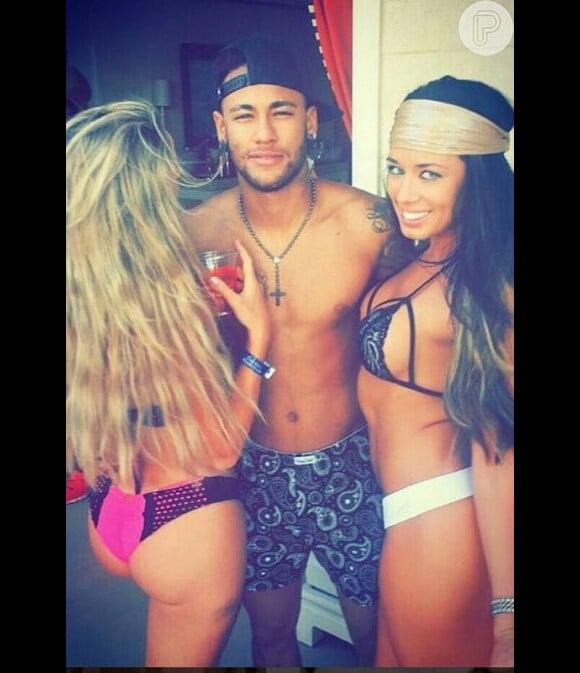 Neymar chegou a curtir festa cercado de mulheres nos EUA, durante suas férias de meio do ano