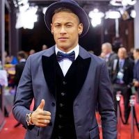 Neymar gasta R$ 8 mil em restaurante e sai de lá cercado de mulheres, diz jornal
